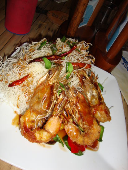 Am Abend gab es noch eine Hochzeit.
Jemand vom Personal des View Point Villas hat heute geheiratet und sie haben uns die ganze Zeit mit Essen versorgt...