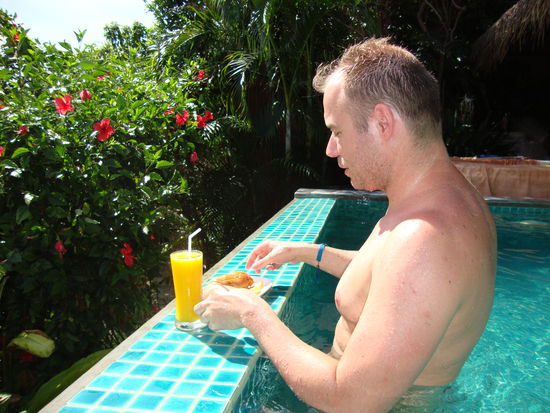 Aus Angst um sein Sandwich hat sich Markus "seins" gleich geschnappt. Hier im Pool fühlt er sich jetzt sicherer.