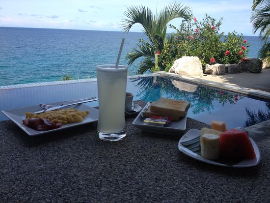 Noch einmal chillig am Pool frühstücken, bevor wir wieder weiterreisen.