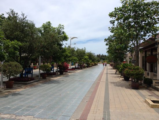 dem Open Air Airport. Die Geschäfte sind hier zwar in den Häusern, aber der Weg zum Gate ist komplett im Freien
