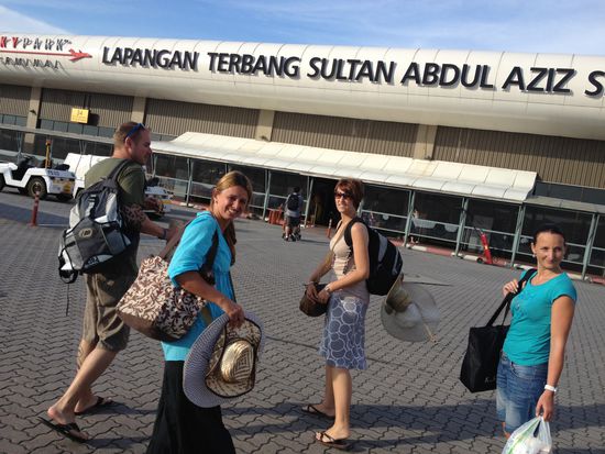 Mittlerweile ein Klassiker während unserer Reise... 
"Ab über's Rollfeld"  