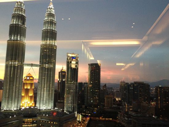 Ausblick aus der Club Lounge des Traders Hotel. Wir haben hier noch einen Wein oder Bierchen for free bekommen,
während der Concierge unsere Papiere fertig gemacht hat und wir dann anschließend unsere Zimmer beziehen konnten. 3 von 4 Zimmern wurden kostenfrei auf eine Suite upgegradet. Das 4. war dafür mit Twin Tower View.