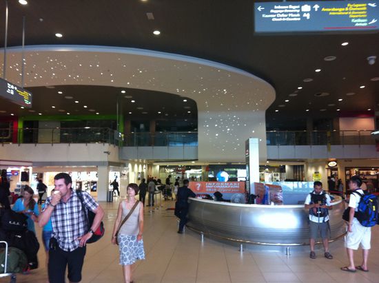 Ankunftshalle Airport.
Jetzt müssen wir noch ein Taxi oder einen Van klar machen und ab geht's dann erstmal in die Stadt.