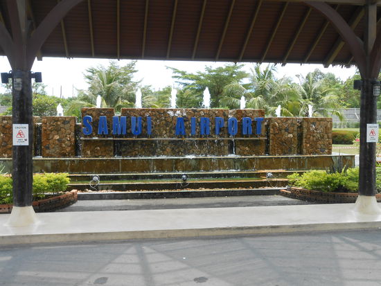 Pünktlich am Samui Airport angekommen erfahren wir gerade, dass der Flug um eine Stunde nach hinten verschoben wurde  
Naja, dann verbringen wir die Zeit noch ein wenig an