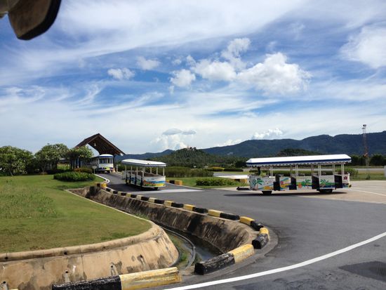 Nein, das ist nicht ein Teil vom Europapark...Hier werden wir mit dem "Schüttelbus" zum Flieger gebracht.