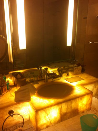 Beleuchtetes Marmorwaschbecken