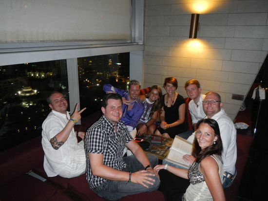 Skybar... Nach ein paar Minuten Warten und Christine's "Nachdruck" (mehrmals auf die Nerven gehen)