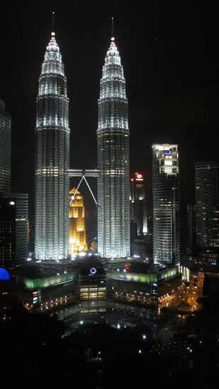den hammermäßigen Ausblick auf die Twin Towers, bevor es morgen Früh wieder weiter geht.