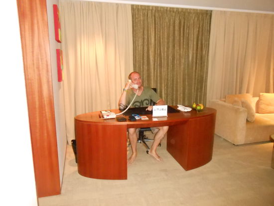 Und Markus checkt nochmal schnell seine Termine in der Suite für das Jahr 2012...
Ok..., sehr gut..., leer..., dann schnell ein paar Stockwerke nach oben in die coole Skybar...