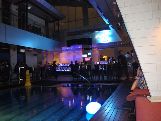 Die Traders Skybar hat sogar einen Pool.