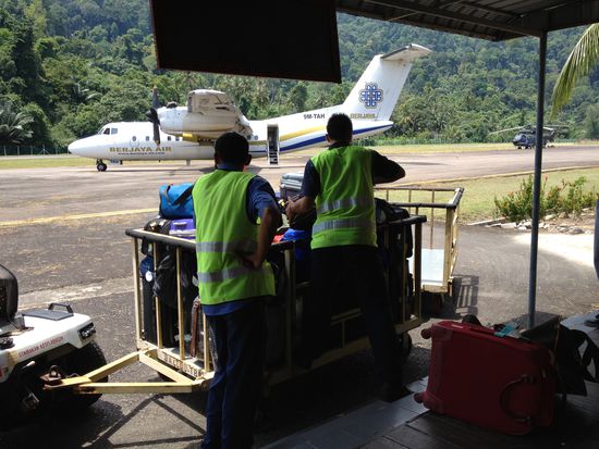 Gepäckausgabe mal anders... Jeder nimmt sich, was er will 