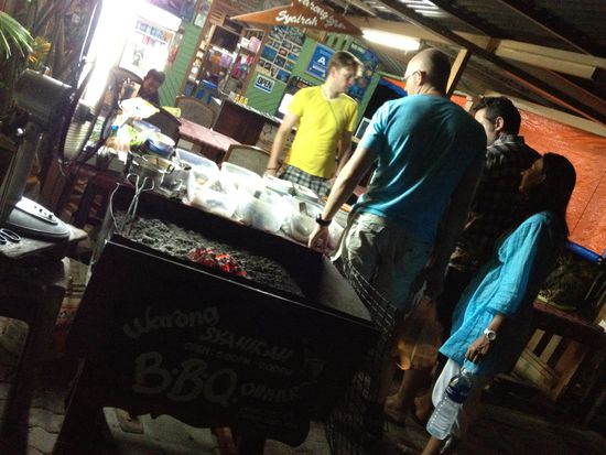 BBQ-Grill... Jeder kann sich sein Essen aussuchen, was später auf den Grill soll...