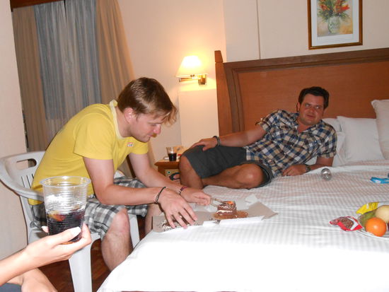 Egal, denkt Matthias sich...Die Torte wir restlos aufgeschnitten und anschließend haben wir den Abend mit einem feinen Getränk ausklingen lassen...