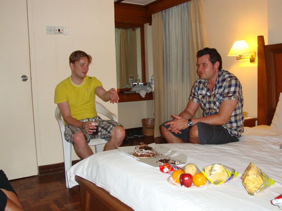 Es wird noch diskutiert, wer die Torte anschneiden darf