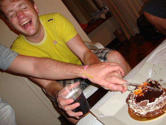 Naja... Er hat zwar das Messer in der Hand, aber die Hosen hat er in der Beziehung nicht an 