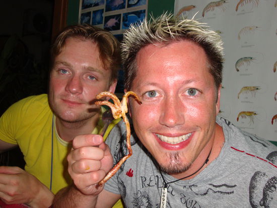 Matthias im Hintergrund freut sich auf seine Weise, ... während ich die Squids gegessen habe
