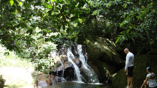 Stop an einem ganz kleinen Wasserfall, um ein wenig die Haxn (Füße) im Wasser zu baden... Das haben wir aber nicht wirklich gemacht, da wir vor gut 'ner Woche einen richtig großen Wasserfall in Laos gesehen hatten (das konnte der "gesprächige" Fahrer ja nicht wissen)...
Wir sind dann gemütlich weitergefahren in Richtung