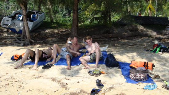 Links im Hintergrung kann man ein Boot sehen, welches Markus und Matthias aus Versehen zu schnell vom Meer an den Strand gefahren haben...
Und jetzt knobeln sie mit schnick, schnack, schnuck aus, wer den "Karra wieder aus den Dreck zieht".