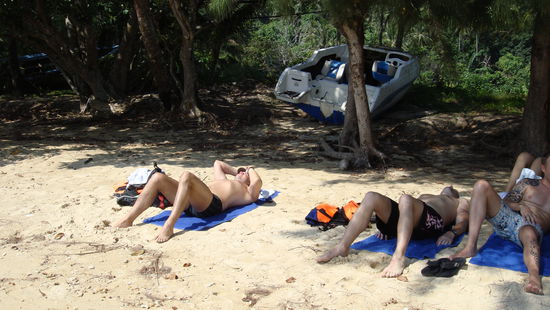 Es ging unentschieden aus und deshalb blieb das Boot zwischen den Bäumen.