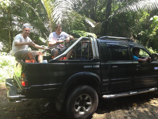 Auf geht's, "Buam, pack' mas" (Buben, packen wir's )
Das ist, wie die letzten Tage, unser Hobel (Auto) mit dem wir immer zum Abendessen fahren bzw. heute den Tagesausflug machen.