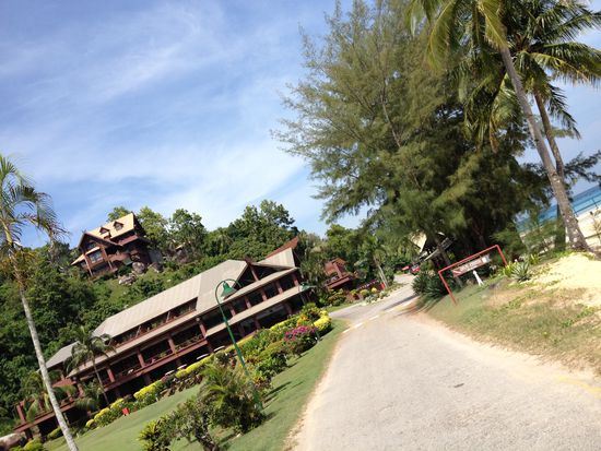 Der Weg zur Tauchschule... Links ist das Golfhaus zu sehen (mit der Villa oben drüber).
Da das Resort sehr groß ist, läuft man gleich mal fast 15-20 Minuten dorthin.