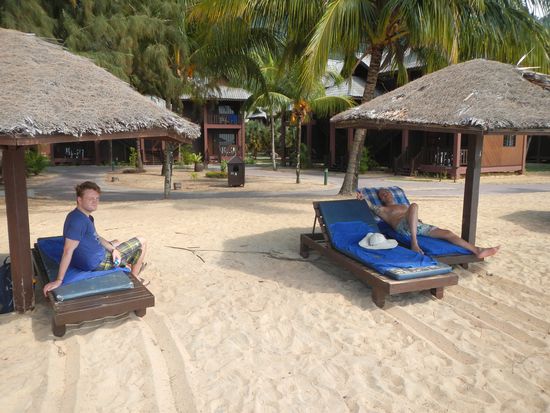 Formel 1 Beach...
Hier sieht man auch, mit welch einem "Karacho" die Beiden am Strand mit den Liegen unterwegs sind... 
Gerade noch rechtzeitig gebremst unter'm Sonnenschirm 