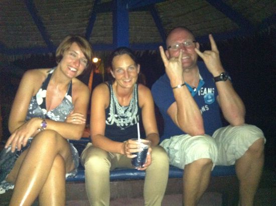 Bei entspannter Musik geht hier der letzte Abend am Strand zu Ende...
Aber das ist nicht ganz so schlimm, da sich die Gruppe auf morgen
auf die Stadt KL mit all seinen Shoppingmöglichkeiten freut.