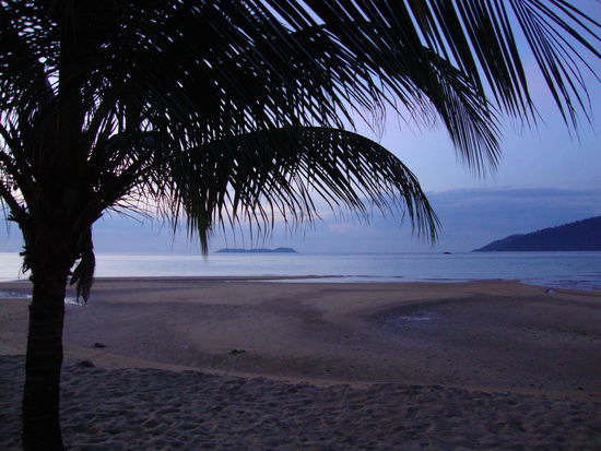 Noch einmal den letzten Sonnenuntergang am Strand genießen...