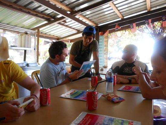Erst mal Pause... Jetzt haben wir uns 'ne Kleinigkeit zum Essen verdient.
Georg lässt sich die Speisekarte erklären, während