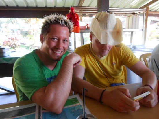 Matthias schaut, ob es die Speisekarte auch im AppStore als App gibt.