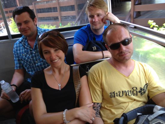 Die Vorfreude auf den Rückflug steht ihnen ins Gesicht geschrieben