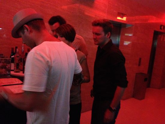 Eingang Luna Bar: stehen wir auf der Gästeliste???