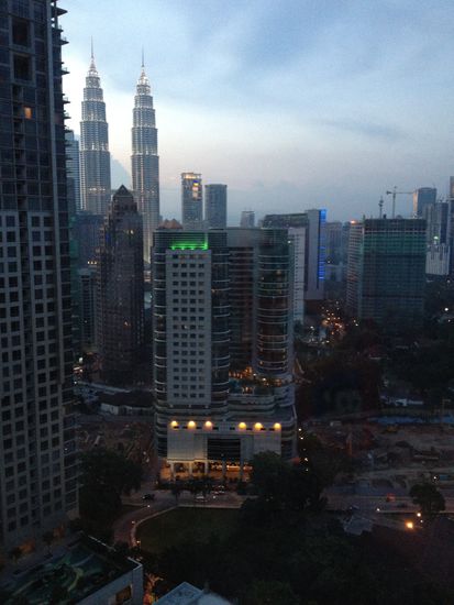 Blick aus unserem Zimmer: goiiiilll, ich seh' sie, die Twin Towers!