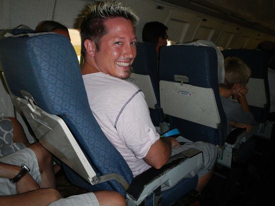 ich glaube, dass ich der Einzige bin, der im diesem "Hobel" lacht, da die Armlehnen nicht so toll und die ein oder anderen "Schönheitsfehler" vorhanden sind.