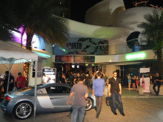 Club ZOUK... Hier sind drei Clubs in einem Gebäude.
Hier gab es den "Biselassistenten" 