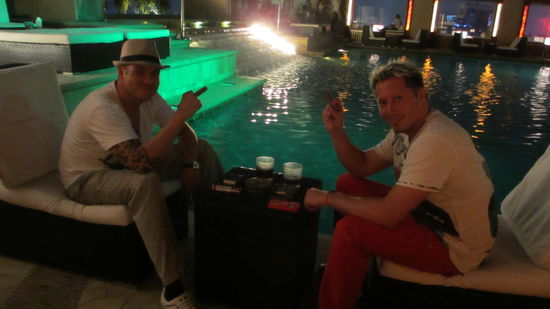 und die Buabn genießen mal wieder 'ne "geschmeidige" Zigarre