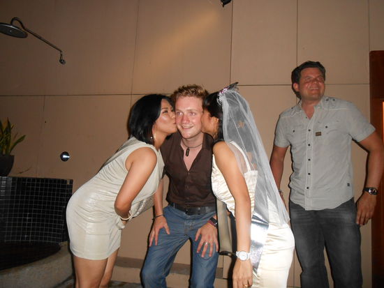 während die anderen Zwei vorsätzlich in eine Hochzeitsgesellschaft platzen und unbedigt mit der