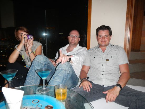 Voller Mut lehnt sich Roland im 33. Stock an das Glasfenster... Simone kann kar nicht hinsehen und versteckt sich hinter der Kamera 