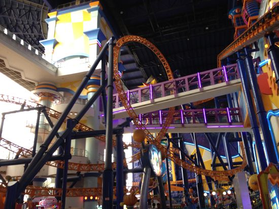 Wahnsinn: eine Achterbahn im Einkaufscenter! Ich denke mir jedesmal wieder wie verrückt das hier ist...