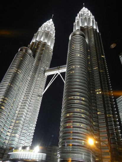 Die Towers sind bis 0 Uhr beleuchtet und dann gehen dort die Lichter aus.
Gute Nacht!