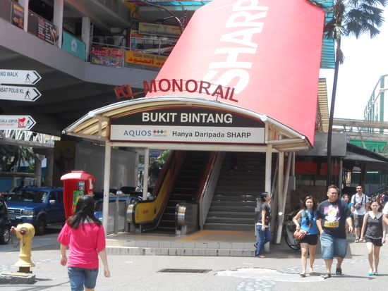 Hier am Bintang Walk ist das Zentrum...
Zu sehen ist die Monorail, mit der alles im näheren Umkreis leicht erreichbar ist.