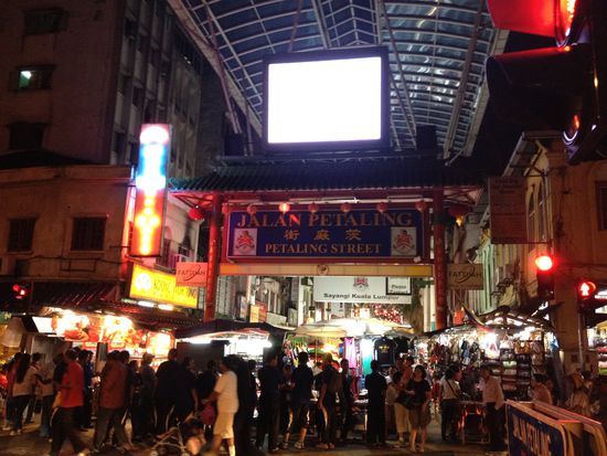 Jalan Petaling...
Der bekannte Nachtmarkt von KL in Chinatown.
Hier kann alles gekauft werden, was man braucht oder auch nicht 
