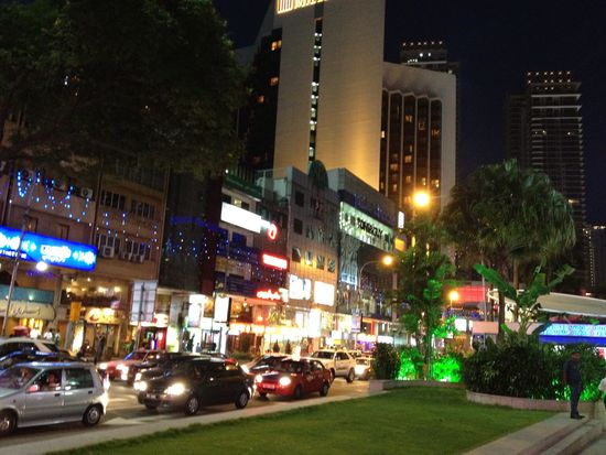 Bukit Bintang am Abend vor dem Nachtmarkt... Noch schnell auf die Zimmer, kurz nachschminken  und für 'ne Stunde in die Clublounge auf 'nen Happen zum Essen und einen leckeren Cocktail.