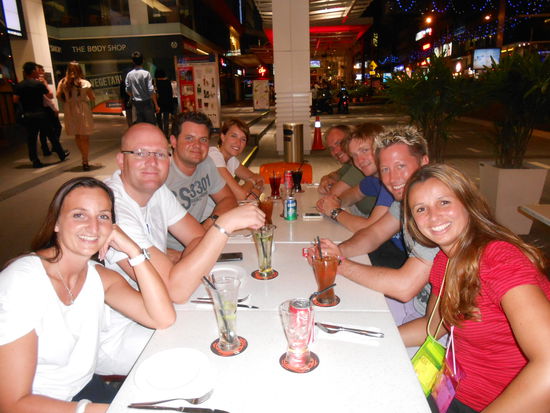 Essen. Der Kellner wollte unbedingt ein Foto von uns machen... Also Grinsen für's Gruppenbildchen...