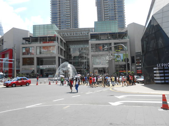 Das tolle aber sind nicht die teuren Geschäfte, sondern der Foodrepublic im unteren Bereich, da sämtliche asiatische Länder mit ihren Spezialitäten vertreten sind... Rein aber gehen wir heute mal noch nicht.