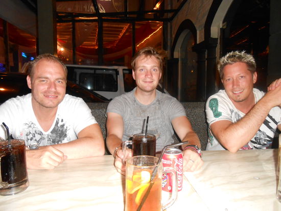 Raubtierfütterung ist mal wieder angesagt... warten auf das Essen und in der Zwischenzeit "bled daher schwätzen" und