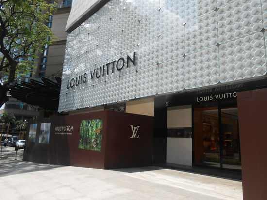 Der Shop LV ist neben unserem Hotel...
Wollte mir für'n Fasching dort eine Handtasche kaufen, aaabeeeerrrr sie haben keine in meiner Farbe gehabt... Dann halt net
