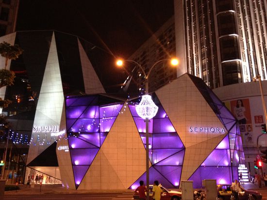 und schon wieder ist es schnell Abend geworden.
Auf dem Bild ist mitten im Zentrum der Flagship-Store SEPHORA zu
sehen. Das Gebäude sieht richtig cool aus, aber Make-Up ist nicht so meine
Produktlinie, die ich verfolge
Soooooo...
Jetzt machen wir uns auf den Weg in das sogenannte "Ausgehviertel"
Heritage Row...