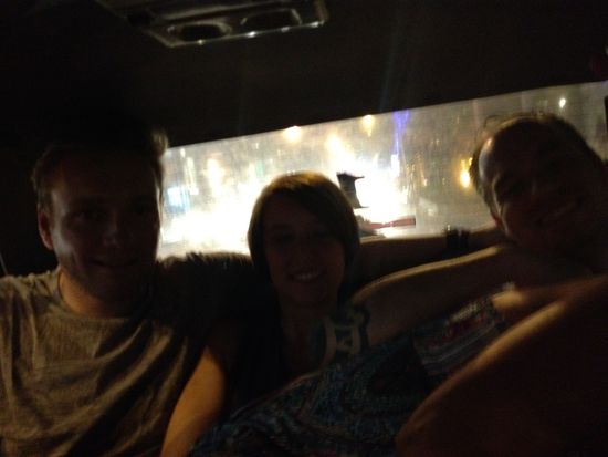 Suche den Fehler im Bild 
Auf der hinteren Reihe im Taxi liegt Christine quer..., aber nicht weil es ihr schlecht ist... Der Taxidriver sagte, wenn er aufgehalten wird, könne er seine Driver License verlieren... Da machen wir uns aber gar KEINE Sorgen, denn bei diesem Fahrstill kann er keine verlieren, weil er  sicherlich KEINE hat 