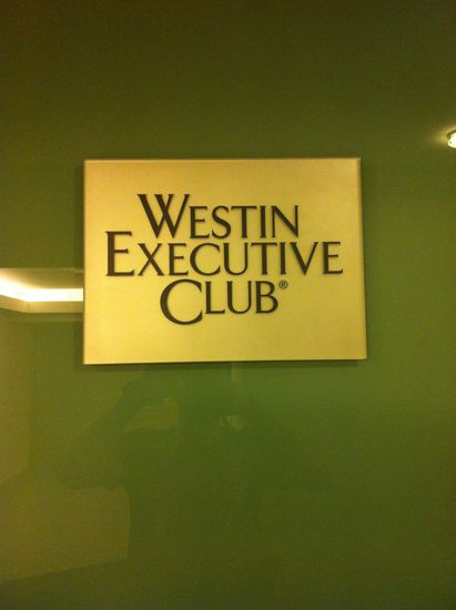 Anschließend haben wir die letzten drei Stunden in der Club-Lounge verbracht bis